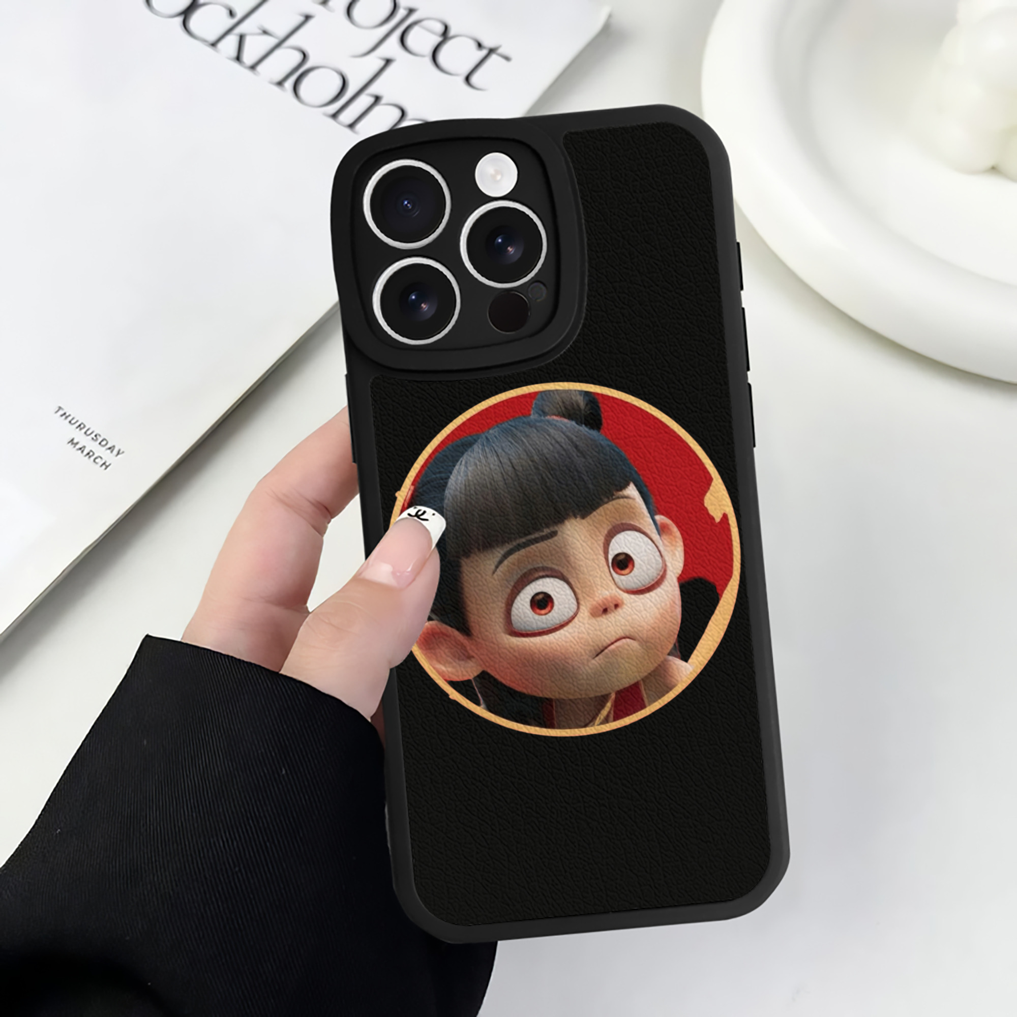（画像用） Ne Zha 2 ナタ 魔童の大暴れ 【iPhone 16シリーズ対応】シリコンスマホケース（レザー調） 材質：シリコン